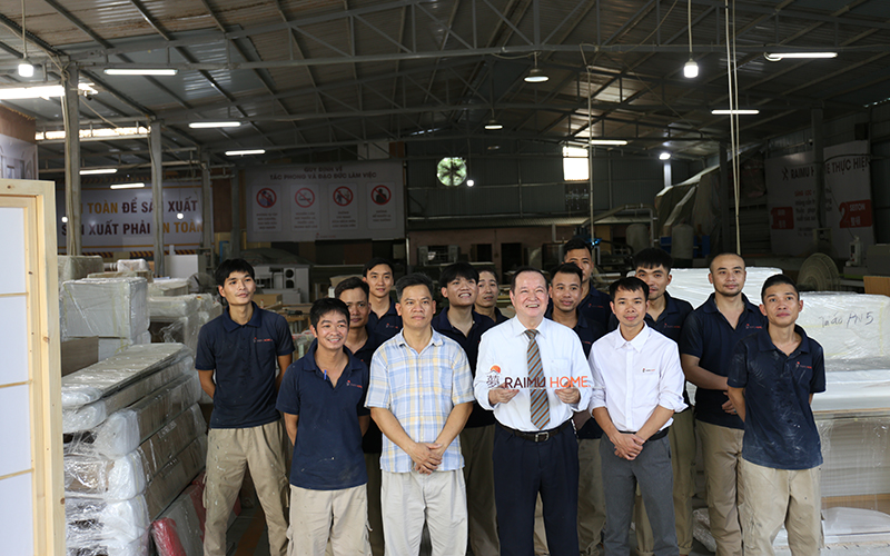 Ông Saito.Toshimi chụp ảnh cùng đội ngũ thợ xưởng RMH
